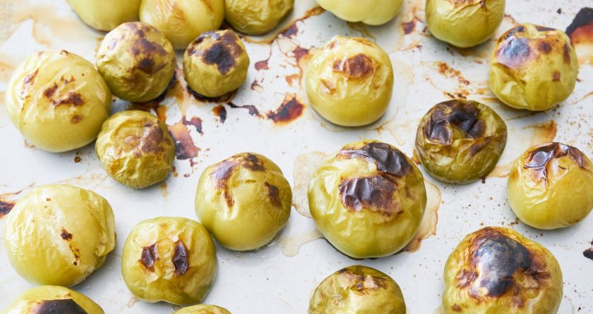 1. Этап. Свинина в зеленом соусе: 3. Удалите шелуху с овощного физалиса и тщательно промойте, сделайте небольшие надрезы, выложите в емкость для запекания и поставьте в духовку пока они слегка не подгорят. Очистите от кожуры, семечек и стеблей поджаренные перцы, очистите чеснок. Положите в блендер очищенные перцы, чеснок, лук и овощной физалис, все измельчите пока не останется больших кусков.