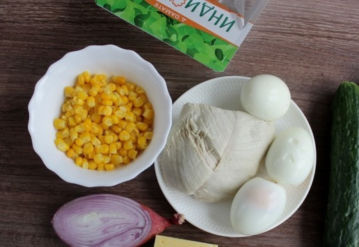 1. Этап. Новогодний салат Символ года: Приготовить ингредиенты для салата.