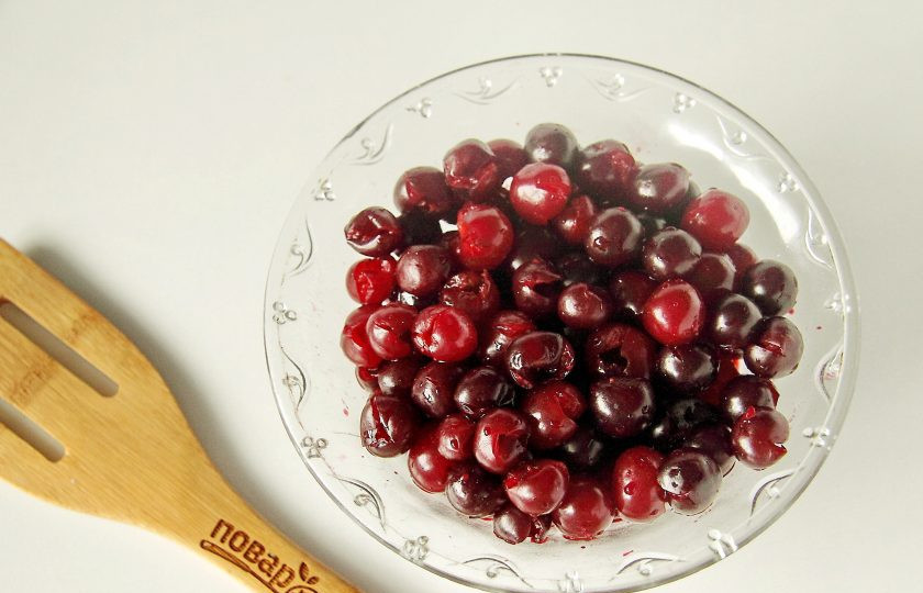 1. Этап. Киш с вишней: Тем временем вишню хорошо промойте и удалите из нее косточки. Если вишня замороженная, то предварительно разморозьте ее и слейте выделившейся сок.