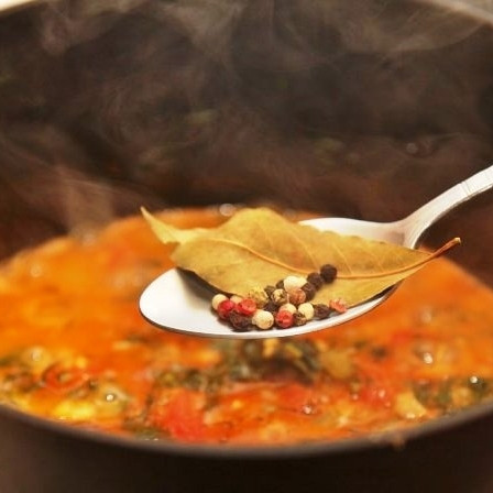 1. Этап. Жаркое из конины: По истечению оговоренных 30 минут получившееся овощное пюре можно добавить лавровый лист и перец горошком.