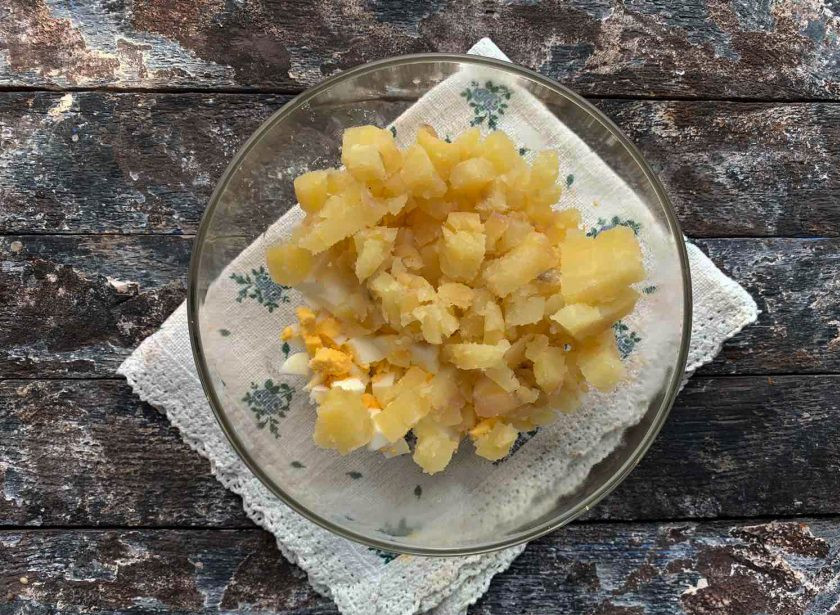 1. Этап. Окрошка с крабовыми палочками: Добавьте нарезанный картофель.