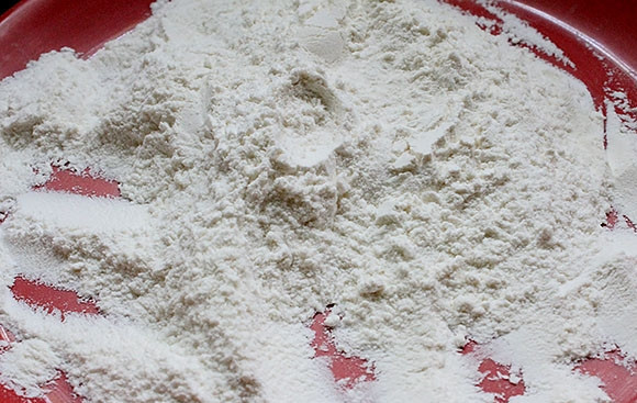 1. Этап. Простой рецепт пончиков без дрожжей: 1. В миску просейте пшеничную муку, добавьте к ней соль, разрыхлитель, хорошенько смешайте сухие ингредиенты.