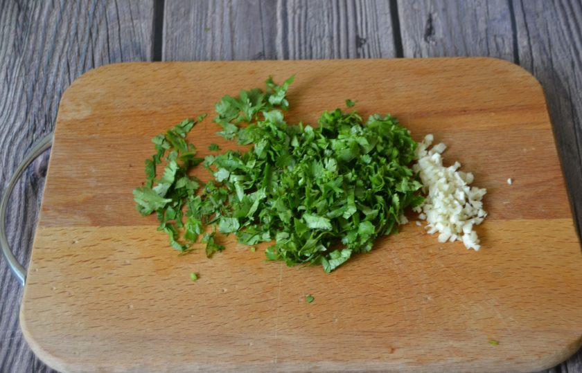 1. Этап. Кавказский салат: Измельчите кинзу и чеснок, смешайте вместе.