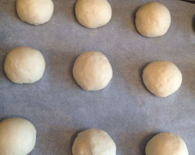 1. Этап. Тесто для пампушек: Теперь разделите тесто на небольшие шарики (по 30-40 г.) и оставьте их подходить. Важно, чтобы в помещении было тепло и не было сквозняков, иначе тесто может не подняться. Чтобы тесто не прилипало к рукам и легко, хорошо формовалось, слегка смажьте руки растительным маслом.