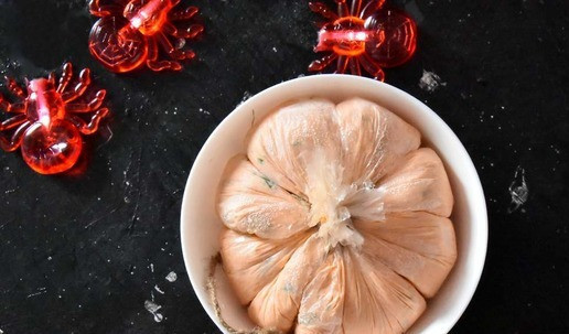 1. Этап. Сырная закуска Добрый Джек: К сырной массе добавляю измельченный перец халапеньо и зеленый лук. хорошо все перемешиваю. Выкладываю сырную массу в пиалу, выстеленную пищевой пленкой. Концы пленки собираю и стягиваю шпагатом им же перематываю сырный шар, формируя форму тыквы с бороздками. Ставлю форму в холодильник (можно поставить в морозильную камеру) на 5-10 минут.