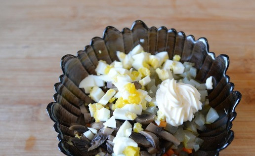 1. Этап. Салат Машеровский: Добавляем в салат порезанные яйца, майонез.