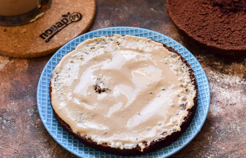 1. Этап. Торт Мираж: Каждую часть щедро промажьте кремом.