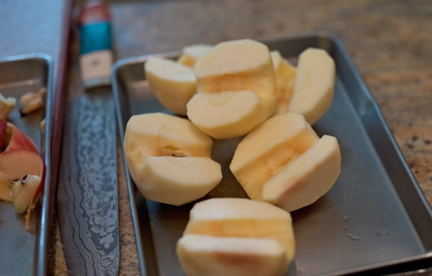 1. Этап. Тарт Татен с яблоками: Яблоки очищаем, удаляем сердцевину и разрезаем пополам.