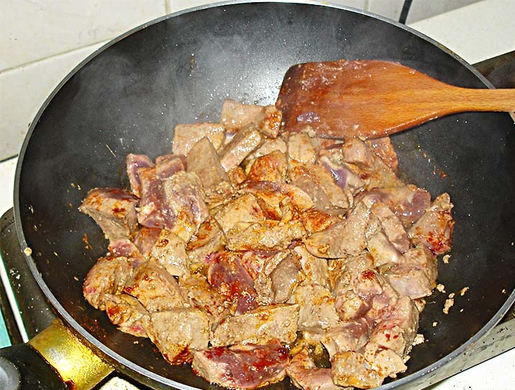 1. Этап. Печень по-деревенски: Разогреваем сковороду с растительным маслом, обваливаем печень в муке (от излишков муки можно избавиться с помощью дуршлага - просто кладете туда печень и встряхиваете над раковиной несколько раз) и быстро обжариваем на сильном огне. Не дольше 5 минут, иначе печень станет жесткой! Солим, перчим, перемешиваем.