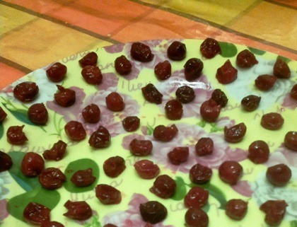 1. Этап. Вяленая вишня: Приваренную вишню выложите на противень. Можно использовать поднос из стекла или пластика. Широкая тарелка также подойдет. Поставьте вишню подсыхать, 