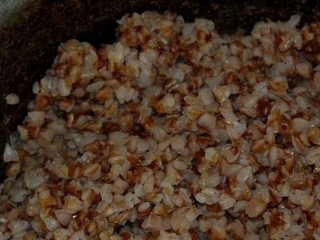 1. Этап. Гречка с грибами и сметаной: Гречку переберите, промойте и сварите в 200 мл. подсоленной воды. Готовиться крупа будет около 20 минут.