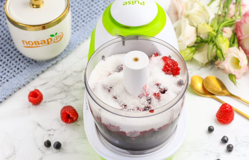 1. Этап. Черника с малиной перетертая с сахаром: Добавьте сахарный песок. Пропорции равны 1 к 1. То есть на 1 часть ягод добавьте 1 часть сахара.