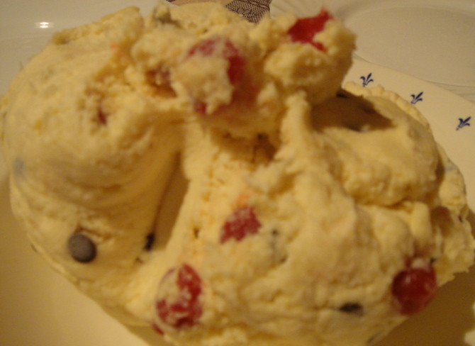 1. Этап. Блинчики с творожной массой: Теперь разберемся с начинкой. Если нужно, размораживаем ее. Творожная масса может быть фруктовой или просто ванильной - главное, чтобы она была сладкой.