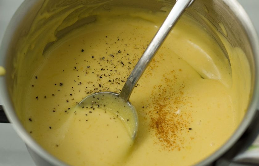 1. Этап. Соус Голландез: 10. В самом конце добавьте специи по вкусу, но лучше обойтись молотым красным и черным перцем.