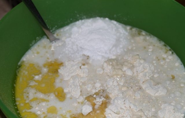 1. Этап. Быстрые мини пиццы: 1. В большую миску просейте муку, влейте теплые молоко и воду, добавьте оливковое масло, сахар и «мгновенные» сухие дрожжи.