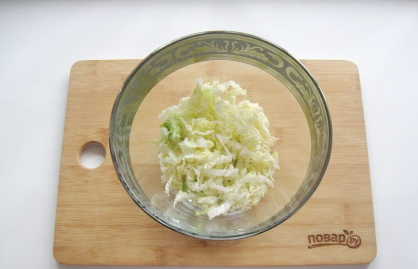 1. Этап. Постный салат из пекинской капусты: Пекинскую капусту нарежьте соломкой и выложите в салатник.