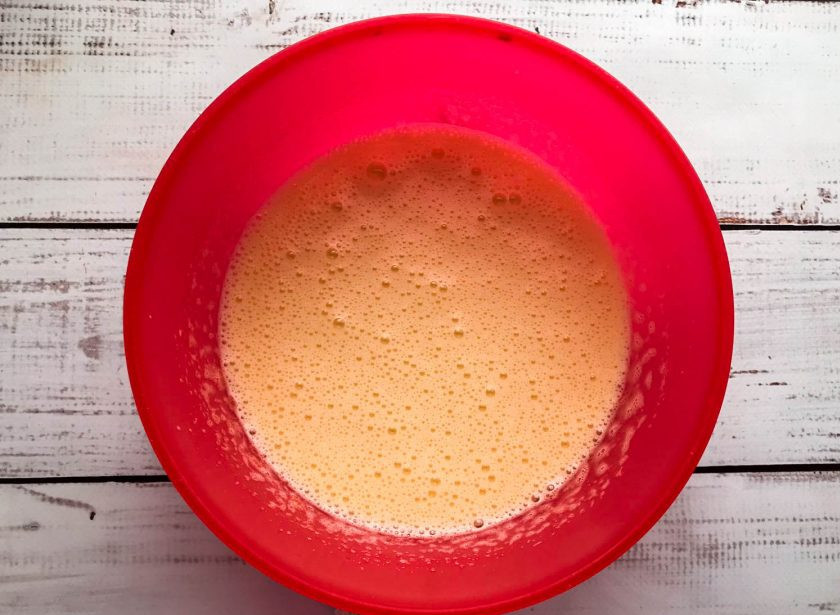 1. Этап. Шоколадный рулет с заварным кремом: Добавьте сахар и хорошо взбейте.