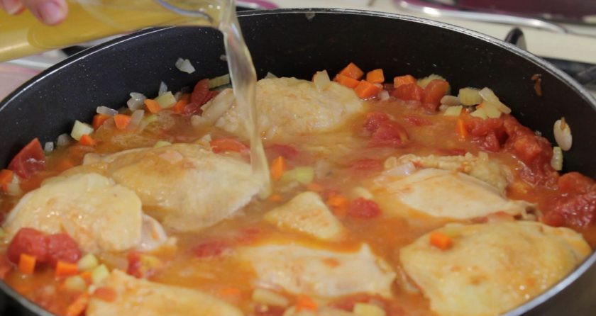 1. Этап. Курица Каччиаторе: 4. Затем влейте бульон. Доведите его до кипения и накройте крышкой.