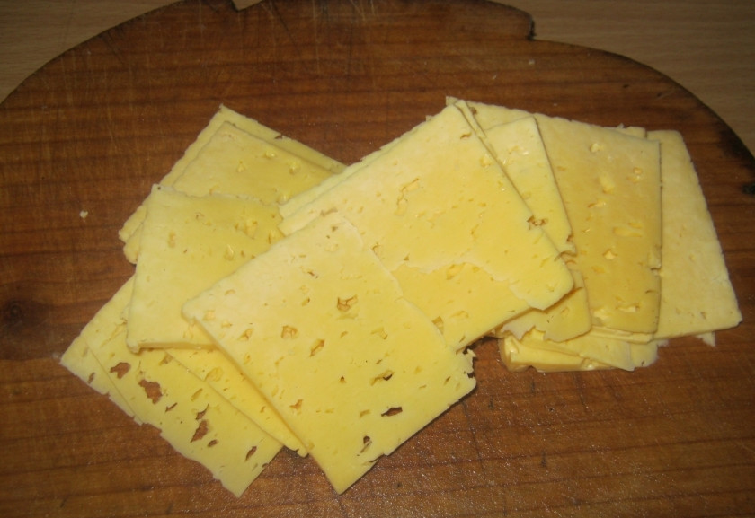 1. Этап. Картошка, запеченная под сыром в духовке: Сыр нарежьте пластинками.