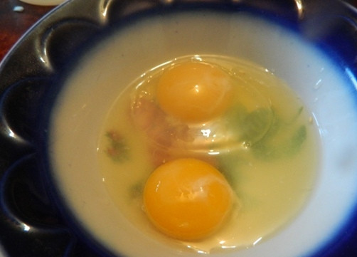 1. Этап. Юварлакья: 6. Взбиваем 1 яйцо и желток.