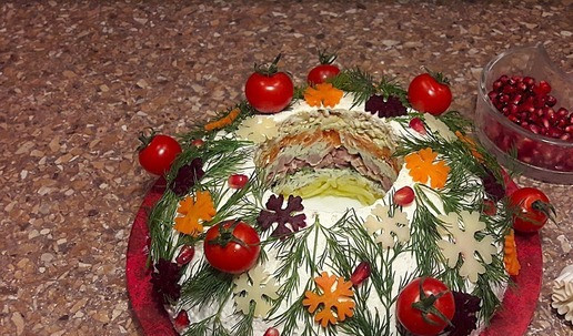 1. Этап. Новогодний салат с варено копченой индейкой: Приспособлением делаем снежинки из сыра, свеклы и моркови. Салат украшаем веточками укропа, снежинками, помидорами, зернами граната