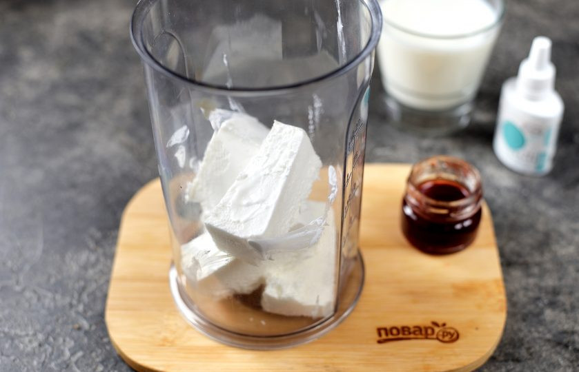 1. Этап. Коктейль Айсберг в океане: Мороженое у меня в виде сэндвича, вафельную часть нужно отделить, а пломбир переложить в чашу блендера, при желании можно его немного порезать ножом.