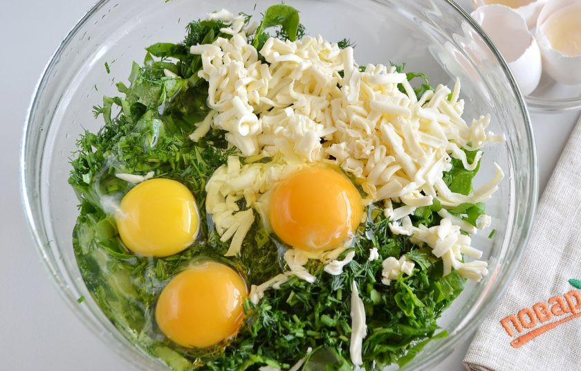 1. Этап. Пирог со шпинатом и укропом: В глубокой таре соедините зелень с сыром и яйцами, добавьте по вкусу соль и молотый черный перец.