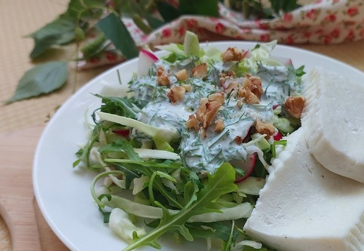 1. Этап. Овощной салат с вареным адыгейским сыром: Сверху посыпаем рубленым грецким орехом. Как вариант, сыр можно перед отвариванием порезать кубиками.