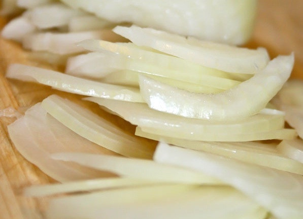 1. Этап. Огурцы по-болгарски: 2. Лук рорезать полукольцами шириной 2-3 мм.