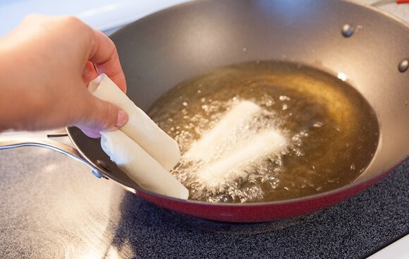 1. Этап. Мясо в рисовой бумаге: 13. Масло для жарки нужно как следует разогреть. Опускайте аккуратно рулетики.