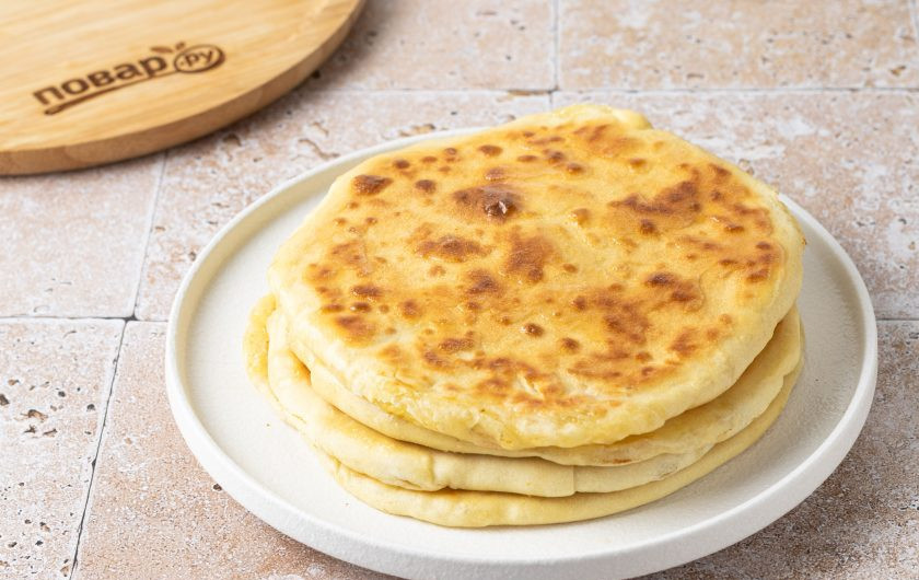 1. Этап. Чуду с картошкой и сыром: Горячие лепешки смажьте сливочным маслом.