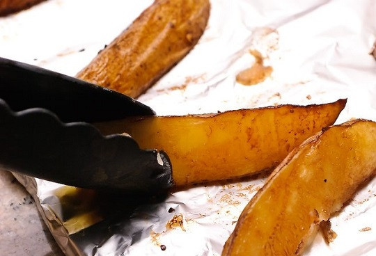 1. Этап. Ужин на скорую руку из картошки: 5. После аккуратно переверните и запекайте еще минут 10-15 до полной готовности (время зависит от сорта картофеля и размера кусочков).