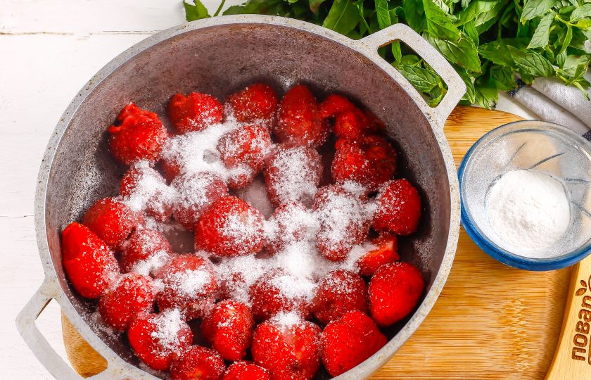 1. Этап. Клубничное варенье с пектином: Всыпьте сахарный песок и влейте лимонный сок — он оттенит сладость варенья.