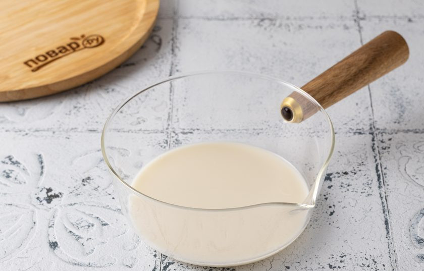 1. Этап. Чай с мороженым: Подогрейте молоко в сотейнике.