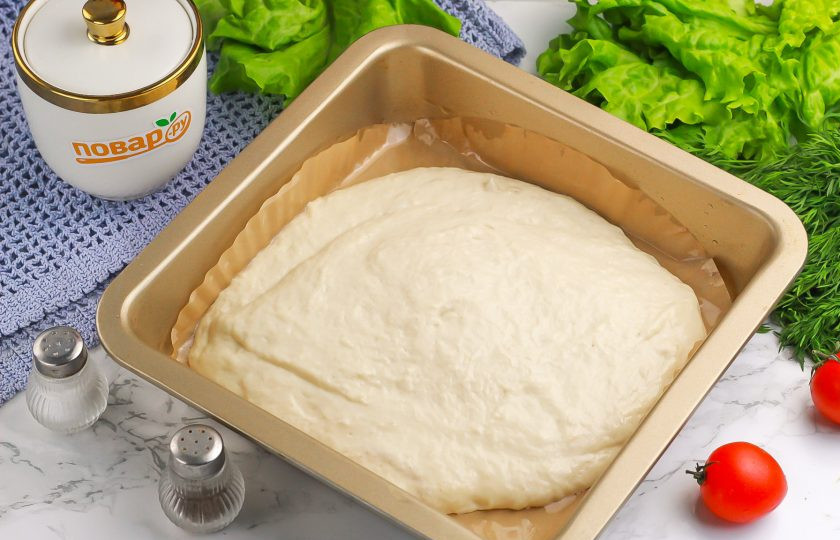 1. Этап. Кисло-сладкий хлеб: Смажьте форму растительным маслом и выложите в нее приготовленное тесто. Затяните пищевой пленкой и оставьте на 30-60 минут для расстойки в теплом месте.