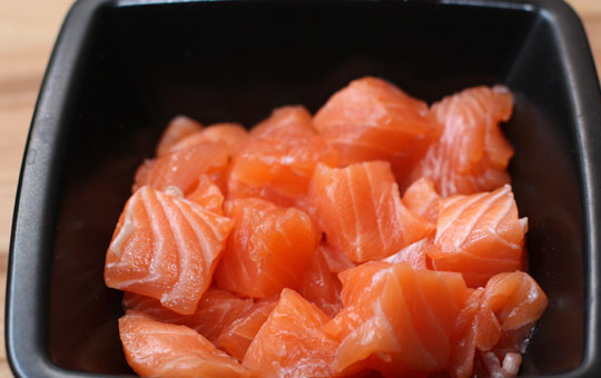 1. Этап. Паста с лососем и сыром: Рыбное филе порежьте кубиками и слегка обжарьте на сковороде.