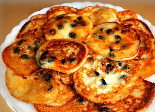 1. Этап. Оладьи с сухофруктами: Прошло не более получаса, как оладушки пожарились. Они у нас получились не простые, а с начинкой. Курага, чернослив и изюм оригинально смотрятся в тесте. По вкусу это напоминает сладкие пирожки. Только ленивые. Подавайте их с горячим чаем или кофе. Приятных вам посиделок!