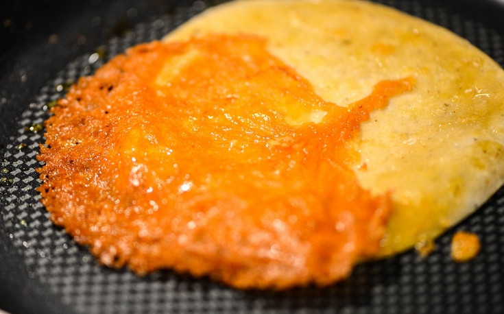 1. Этап. Сырные тортильи: 3. А когда немного схватится, переворачиваем и поджариваем с другой стороны.