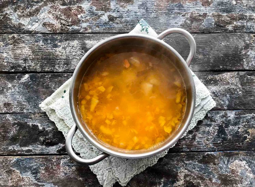 1. Этап. Сырный суп с зеленым горошком: Выложите овощи в кастрюлю, аккуратно перемешайте и варите 5-10 минут.