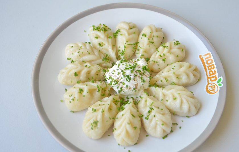 1. Этап. Курзе с картошкой: 14. В центр положите сметану, посыпьте черным перцем, красным и зеленью.