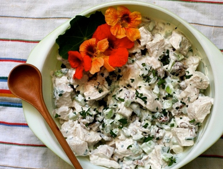 1. Этап. Салат с вареной грудкой: Салат перемешайте. В конце добавьте измельчённую петрушку. Приятного аппетита!