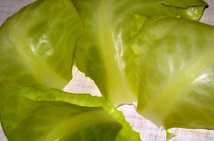 1. Этап. Вегетарианские голубцы с паниром: Капустные листья отварите до мягкости в подсоленной воде. Только не переварите их, чтобы они не расползались в руках.