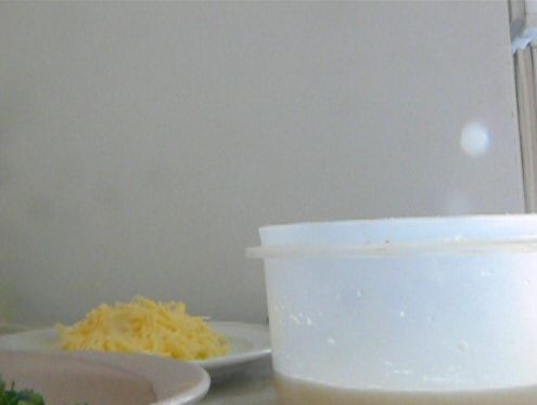 1. Этап. Оригинальные блины: 1. Прежде чем начать процесс приготовления сырные блинов с зеленью, достаньте емкость с высокими краями для теста. Налейте в нее молоко.