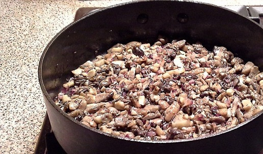 1. Этап. Жюльены из белых грибов: Обжарить на масле до готовности. Посолить, поперчить.