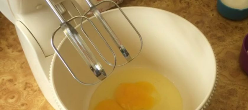 1. Этап. Бананово-амарантовый пирог с изюмом: Яйца с солью взбейте до пышной пены, после чего постепенно добавьте сахар и взбейте до устойчивой массы. Не прекращая взбивания, добавьте сметану и еще немного взбейте.