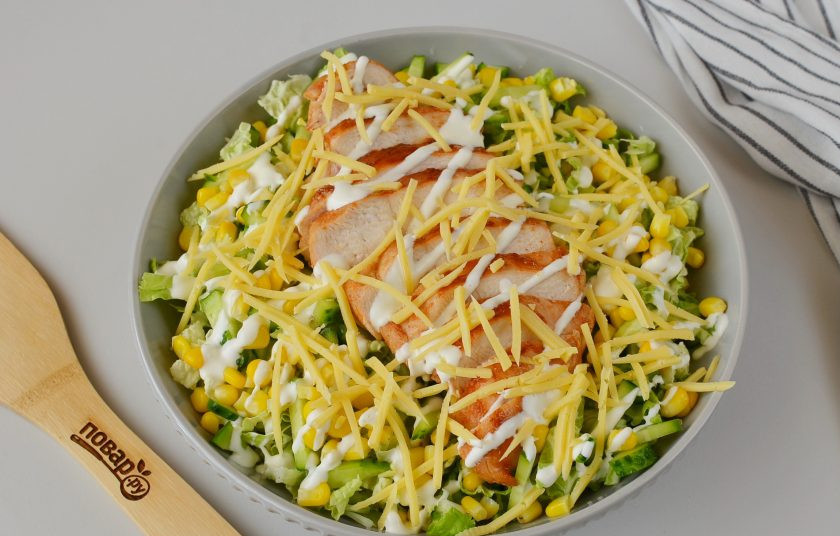1. Этап. Рецепт салата с пекинской капустой и курицей: Полейте соусом, притрусите тертым сыром. Подавайте сразу же к столу.