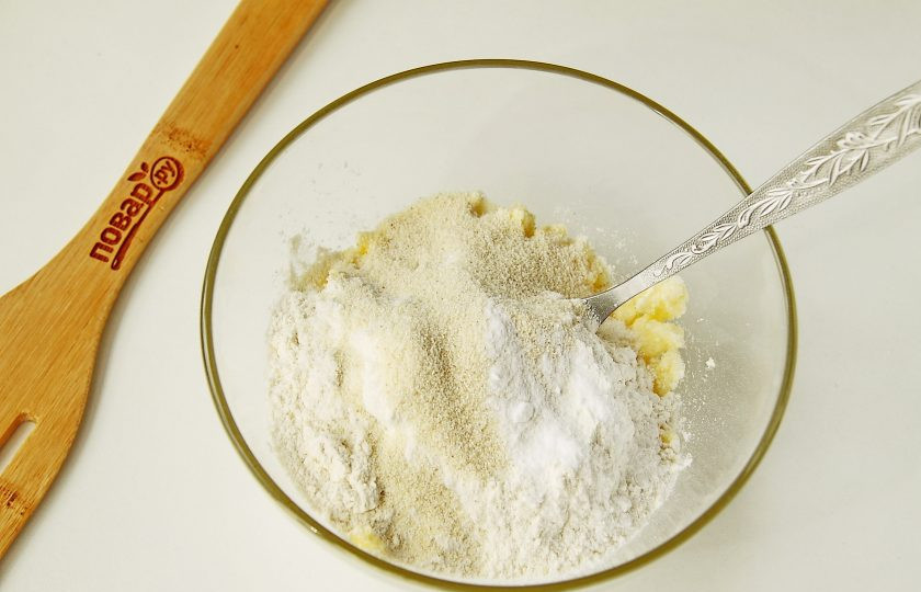 1. Этап. Печенье Снежок: Добавьте муку, манку и соду.