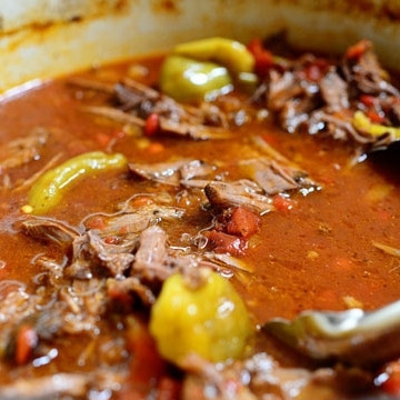 1. Этап. Острая тушеная говядина по-итальянски: Перемешиваем - и блюдо готово. Подаем в горячем виде с любимым гарниром - хорошо подойдет паста. Приятного аппетита!