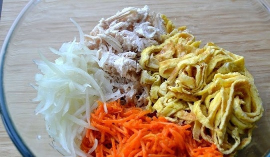 1. Этап. Салат из морковки по-корейски: 7. В глубоком салатнике соедините курицу, морковь, яичные блинчики, отжатый от уксуса маринованный лук. Заправьте по вкусу майонезом и добавьте при желании соль. Аккуратно перемешайте и подавайте к столу.