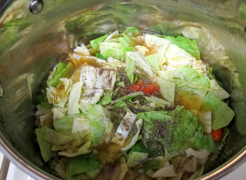 1. Этап. Куриный суп с капустой: 2. Пока картофель варится, нарежем произвольными кусочками морковь, капусту, лук, болгарский перец. Добавляем в бульон.